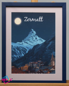 Bois laqué bleu foncé et passe-partout saumon pour rappeler les teintes de l'affiche Bois laqué bleu foncé et passe-partout saumon pour rappeler les teintes de l'affiche