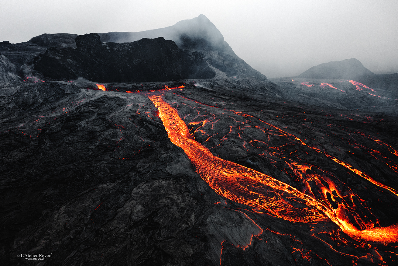 volcan eruption lave orange roche noire islande copie volcan eruption lave orange roche noire islande copie