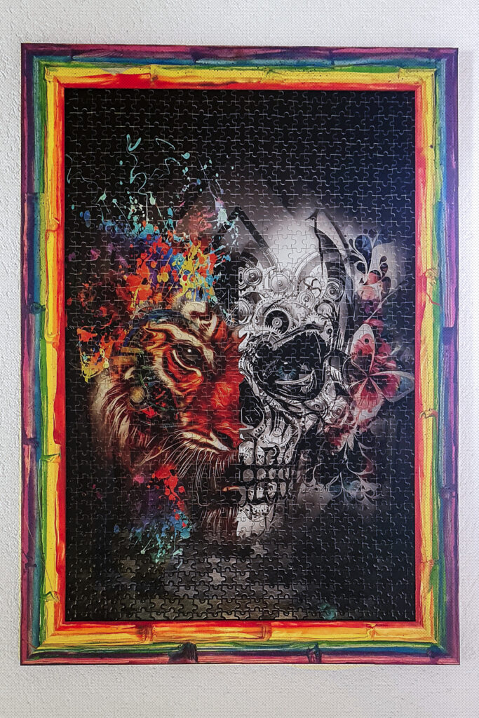 Encadrement design et contemporain couleur arc-en-ciel d'un puzzle avec verre antiuv Encadrement design et contemporain couleur arc-en-ciel d'un puzzle avec verre antiuv