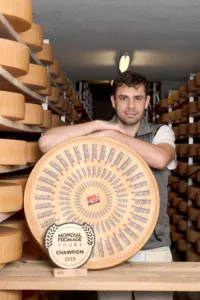 Portrait professionnel – Fromagerie de La Côte-aux-Fées Portrait de fromager dans son environnement de travail à La Côte-aux-Fées