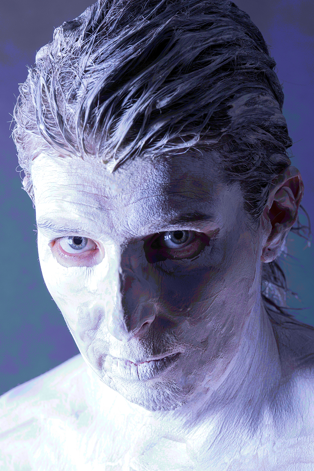 Matière humaine Autoportrait — la peau comme matière, le regard comme trace.