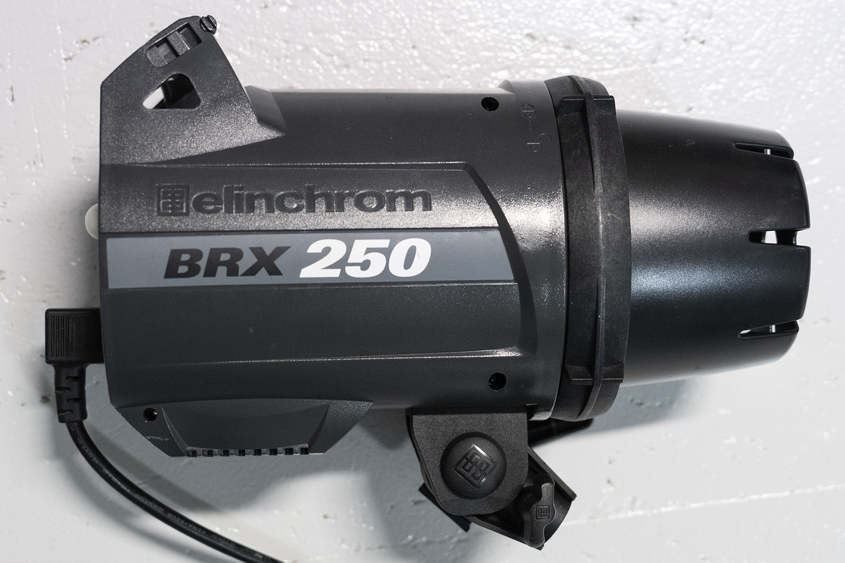 Éclairage Elinchrom 250 J – Studio photo Revoc’ Éclairage Elinchrom de 250 joules dans le studio photo de L’Atelier Revoc’ à Fleurier