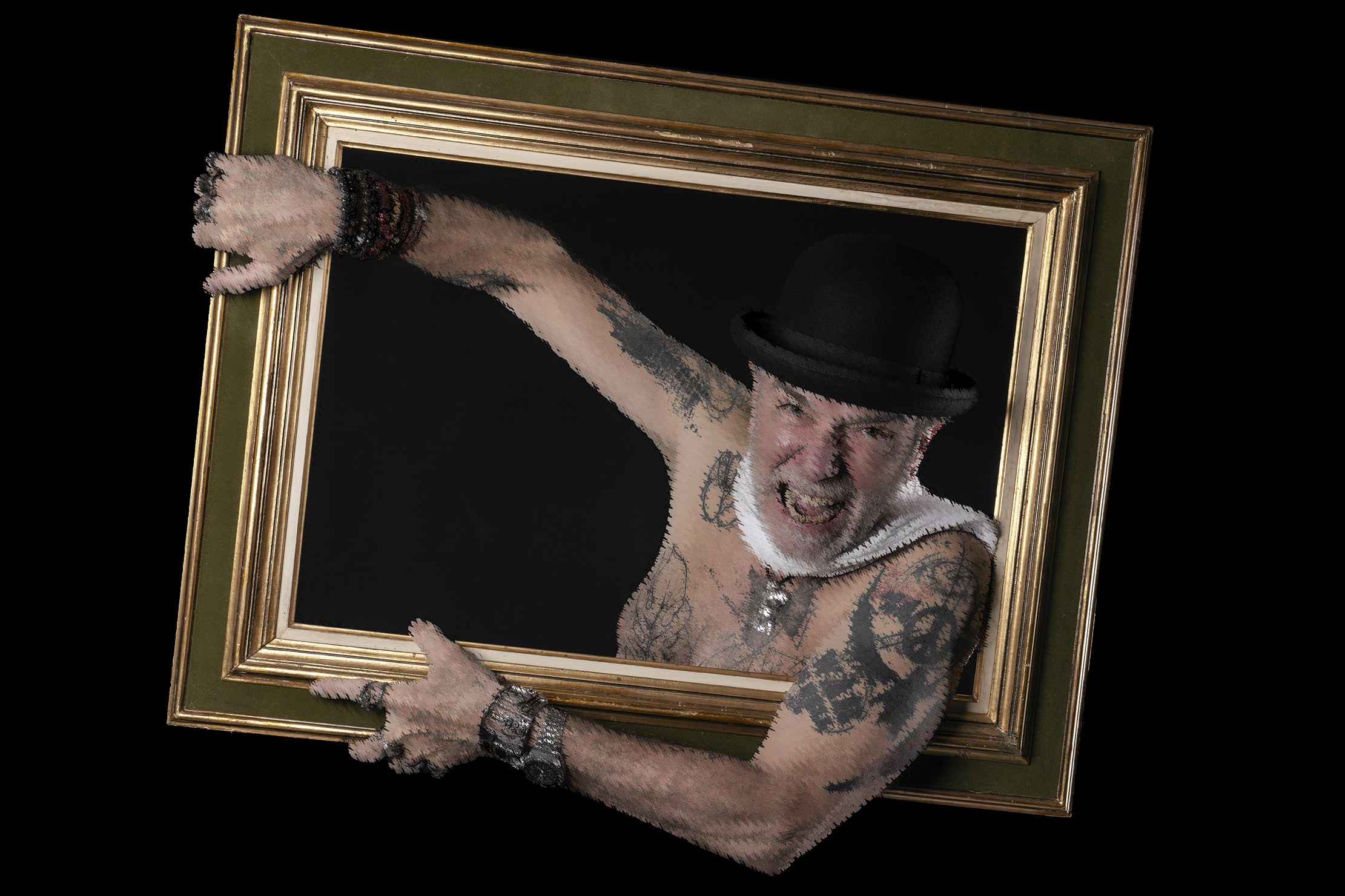 Portrait d’auteur — Corps, signes et matières Portrait artistique en couleur d’un homme tatoué, encadrant son visage de ses mains ornées de bagues, bracelets et montres sur fond noir.