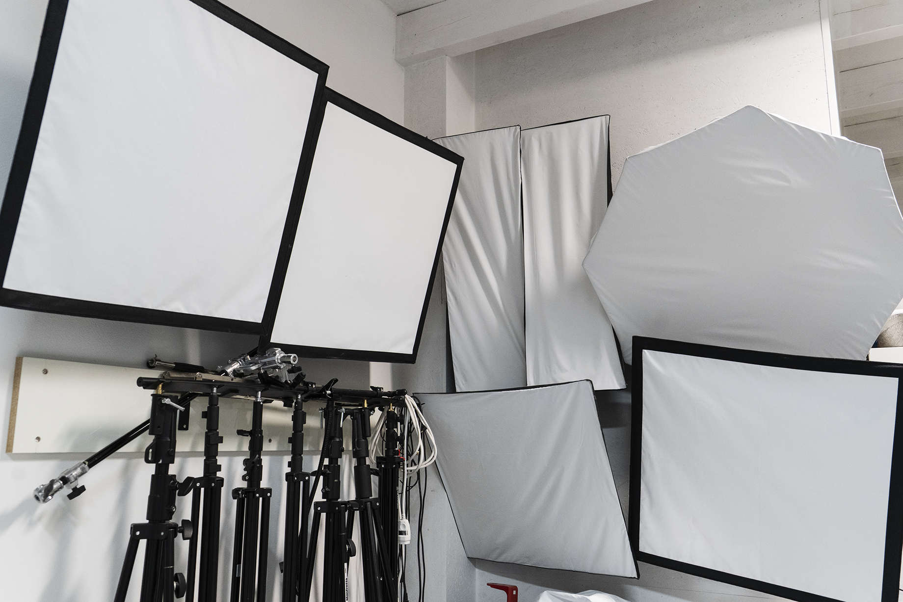 Softbox et modeleurs de lumière – Studio photo Revoc’ Choix de softbox rectangulaire, carrée et hexagonale dans le studio photo de L’Atelier Revoc’