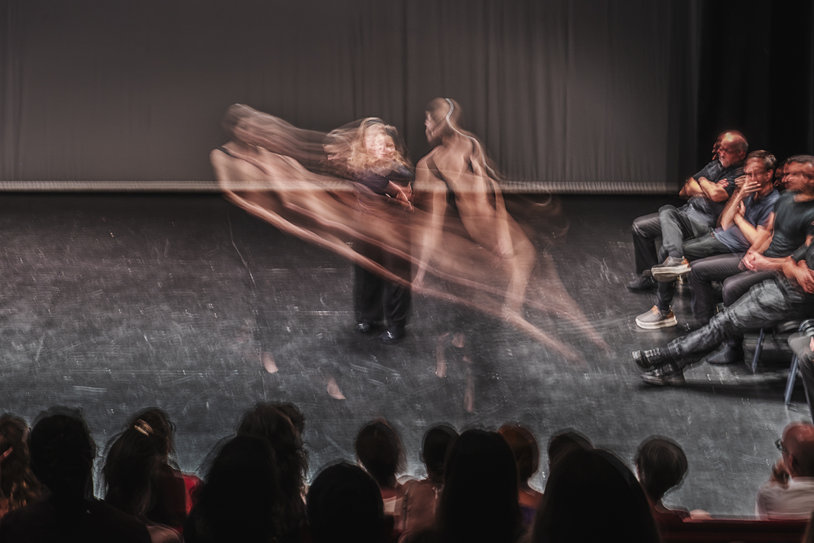 Théâtre en mouvement – photographie artistique Spectacle de théâtre en mouvement, silhouettes volontairement floues