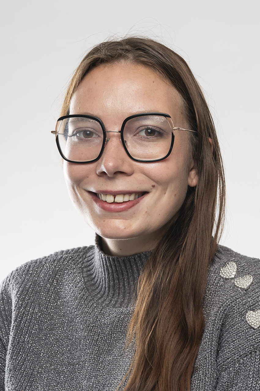 Cohérence – expression et langage corporel Portrait professionnel d’une femme montrant une expression naturelle et une posture cohérente