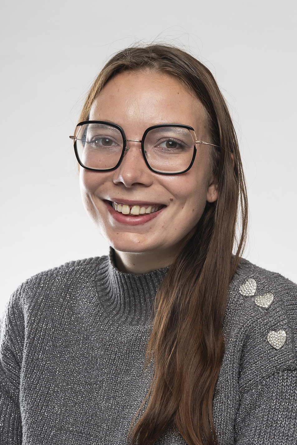 Révéler – émotion et posture naturelle Portrait professionnel d’une femme dans une posture naturelle, guidée par la photographe